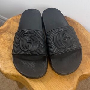 NWOT GUCCI MATELASSE RUBBER SLIDES